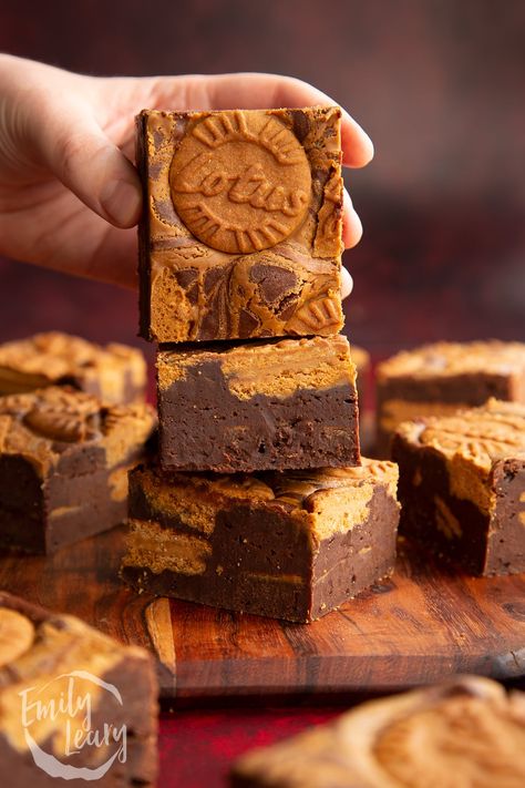 Cadbury Brownies, Biscoff Brownies, Blondies Recipe Easy, Decorated Brownies, Biscoff Recipes, Sweet Boxes, Chocolate Ganache Frosting, Chocolate Slabs, Biscoff Spread