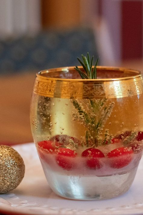 The Snow Globe Cocktail - How To Make The Festive Drink That Everyone's Talking About - Holiday Magic Hub Snow Globe Cocktail Recipe, Snow Globe Margarita, Christmas Snowglobe Cocktail, Snow Globe Drink, Snow Globe Cocktail, Snowglobe Cocktail, White Wine Spritzer, Christmas Pickle, Christmas Globes