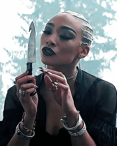 Black Witch Aesthetic, Tati Gabrielle, Urban Witch, Gothic Academia, Black Witches, Afro Goth, Sabrina Witch, Goth Fits, Weird Sisters