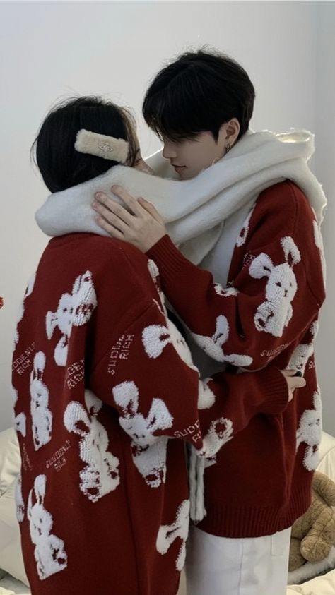 Capcut: nc_yennn Korean Christmas Outfit, Casal Aesthetic, Asian Christmas, Korean Winter Outfits, Christmas Outfit Men, Boy And Girl Friendship, Outfit Couple, Xmas Couple, Japan Winter