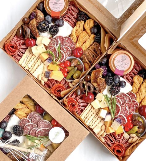 Chacutery Box Ideas, Grazing Boxes Ideas, Mini Graze Box Ideas, Graze Box Ideas, Individual Grazing Boxes, Grazing Box Ideas, Platter Boxes, Wrapping Gifts Ideas Creative, Wrapping Gifts Ideas