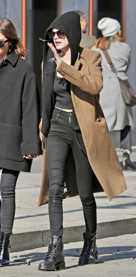 Cara Delevingne Street Style, Cara Delevingne Style, Cara Delevingne, Casual Boots, Style Icons, Everyday Fashion, Trench Coat, Fashion Inspo, Street Style