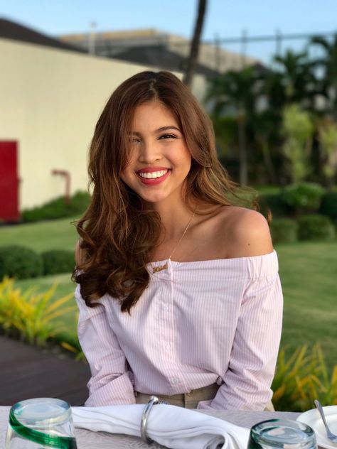 Maine Mendoza on Twitter: "Catching up with this "sexy" lady! @akrnicolas 🌅 https://t.co/431Nic72mB" Maine Mendoza Outfit, Maine Mendoza, Solo Photo, Royal Blood, Mendoza, Beautiful Smile, The Philippines, Places To Eat, Where To Go