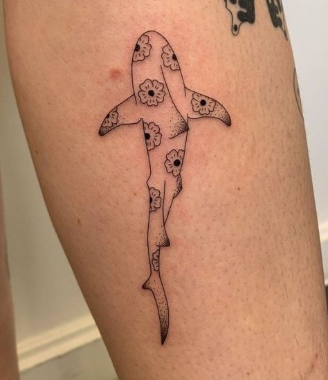 Unique Ocean Tattoos For Women, Minimalistic Shark Tattoo, Shark Flower Tattoo, Cute Shark Tattoo, Ocean Life Tattoos, Hai Tattoo, Horrible Tattoos, Master Tattoo, Shark Tattoo