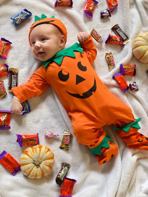 Infant Photoshoot Ideas Halloween, 5 Month Halloween Photoshoot, 6 Months Halloween Pictures, Halloween Theme Newborn Photos, Newborn Halloween Picture Ideas, Halloween Pictures For Babies, First Halloween Photo Ideas, Babies 1st Halloween, 7 Months Photoshoot Photo Ideas Baby Boy