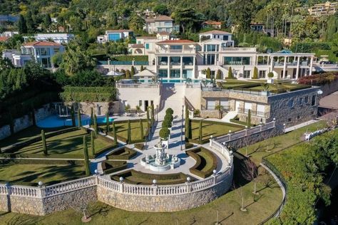 The top 22 most expensive houses in the world listed for sale in 2021: from the LA mansion with a history of celebrity owners to Venetian palace in Cannes. Biggest House In The World, Futuristic Mansion, Luxurious Mansions, Beverly Hills Mansion, Mansion Designs, Dream Mansion, The French Riviera, Expensive Houses, Mansions Luxury