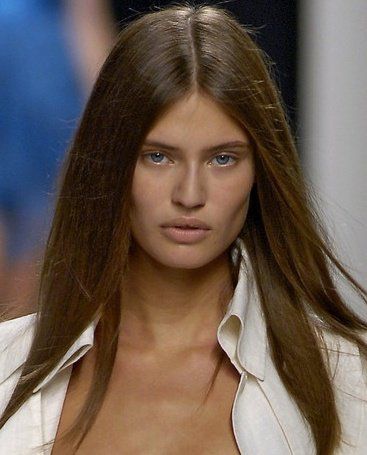 bianca balti at les copains ss07 Bianca Balti 2000s, Modest Luxury, Megan Fox Hair, Bianca Balti, Brown Hair Inspo, Runway Beauty, Fairy Hair, Italian Beauty, Iconic Women