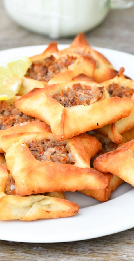 Lebanese Mezze, Lebanese Meat Pies, Arabisk Mat, Arabisk Mad, Middle East Food, Syrian Food, Middle East Recipes, Armenian Recipes, Lebanese Cuisine