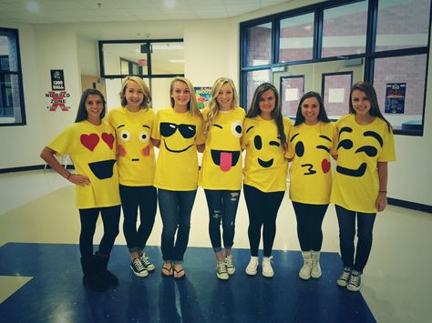 Emoji costumes! #groupcostume #halloween #group                                                                                                                                                                                 More Emoji Halloween Costume, Halloween Softball, Modest Halloween Costumes, Emoji Costume, Costumes For Work, Meme Costume, Halloween Costumes For Work, Kostum Halloween, Teacher Halloween Costumes