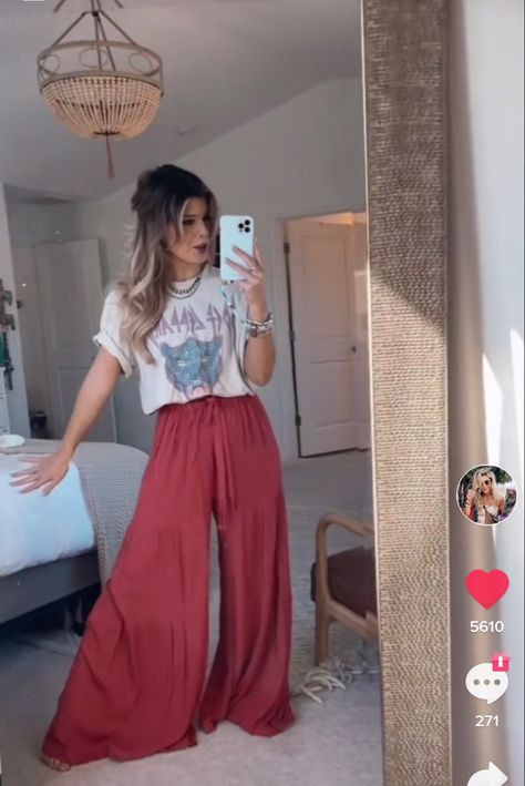 Boho Chic Summer Outfits 2023, Working In A Salon Outfit, Flowy Pants Outfit Casual, Wide Flowy Pants Outfit, Flowy Concert Outfit, Flowy Pants Outfit Summer Casual, Casual Flowy Pants Outfit, Cowgirl Hippie Aesthetic, Flowy Spring Outfits