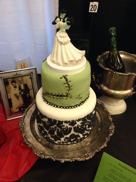 Ghoulia Childs on Twitter: "FRANKENSTEIN themed Wedding Cake. (Cake artist unknown) #GhastlyGastronomy  #WickedWeddings https://t.co/8ra5ECc76e" Frankenstein Wedding Cake, Frankenstein Wedding Theme, Frankenstein Birthday, Frankenstein Wedding, Wedding Cake Setup, Frankenstein Cake, Creepy Cakes, Vintage Frankenstein, Sugar Skull Wedding