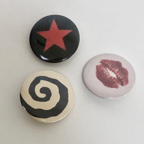 Grunge Indie Aesthetic, Bag Pins Aesthetic, Downtown Y2k, Grunge Downtown, Pin Button Design, Decor Gift Ideas, Backpack Pins, Cute Decor, Bag Pins