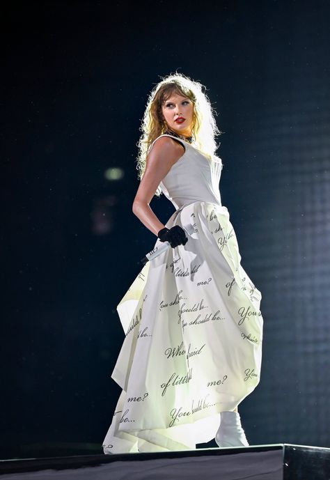 Taylor Swift in 4k (@4k_taylorr) on X Her Silence, London Night, London Pictures, Taylor Swift Outfits, Taylor Swift Hair, Taylor Swift Concert, Taylor Swift Wallpaper, Taylor Swift Lyrics, Taylor Swift 13