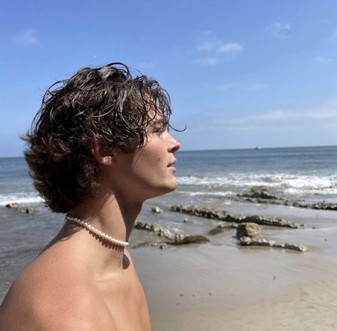 Surfer Curls Men, Beach Hair Men, Surfer Curtains Hair Men, Beach Boy Hair, Surfer Mullet, Surfer Boy Hair, Surfer Curtains Hair, The Flow Hairstyle Men, Mens Wavy Hairstyles