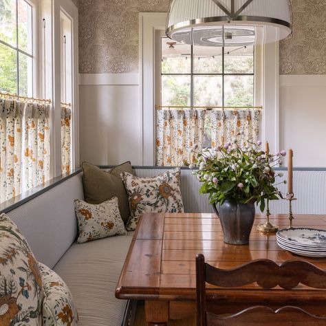 The Expert - Dutch Blue Cabinets Connect This 1930s Colonial Revival to Its Roots Built In Bench Nook, Kitchens With Wallpaper, Studio Laloc, English Country Dining Room, Wallpaper In Kitchen, Bench Nook, Kitchen Design Studio, Nook Inspiration, Nook Kitchen