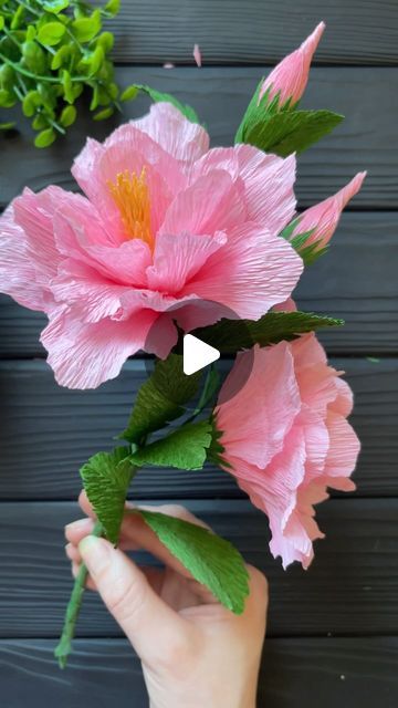 Giant Flowers Diy, Crepe Flowers, Paper Flower Diy, Flower Petal Template, Crepe Paper Flowers Diy, Crepe Paper Flower, Paper Craft Tutorials, Crepe Paper Flowers, Paper Flowers Craft