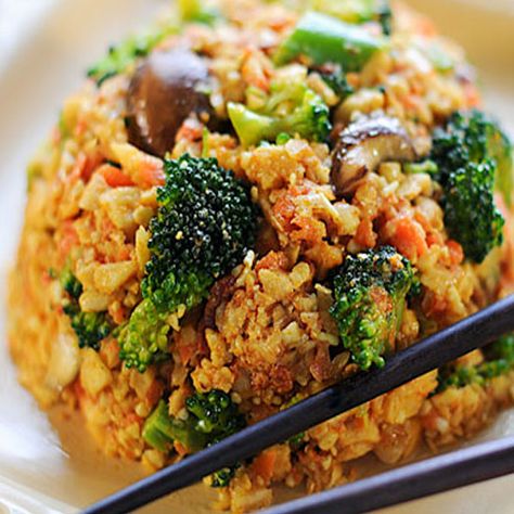 This delicious "stir fry" is actually raw and vegan. No frying needed but the taste is amazing. Try something new and plant-based! Raw Vegan Dinners, Raw Vegan Diet, Raw Diet, Raw Food Diet, Raw Vegan Recipes, Raw Food, Vegan Cooking, Eating Raw, Vegan Foods