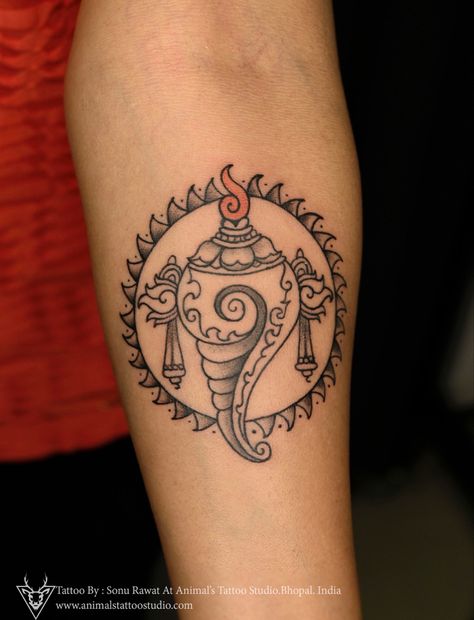 Sudarshan Chakra Tattoo, Radha Krishna Tattoo, Durga Tattoo, Krishna Tattoo Design, Men Henna Tattoo, Sudarshan Chakra, Flute Tattoo, Hindu Tattoos, Phoenix Tattoo Feminine