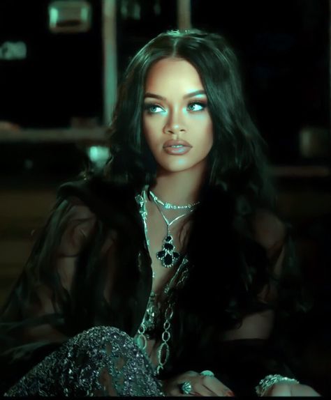 Celebrity Pfp Aesthetic, Robyn Fenty, Celebrity Pfp, Rihanna Looks, Rihanna Riri, Studio Photography Poses, Badass Style, Saint Michael, Pfp Aesthetic