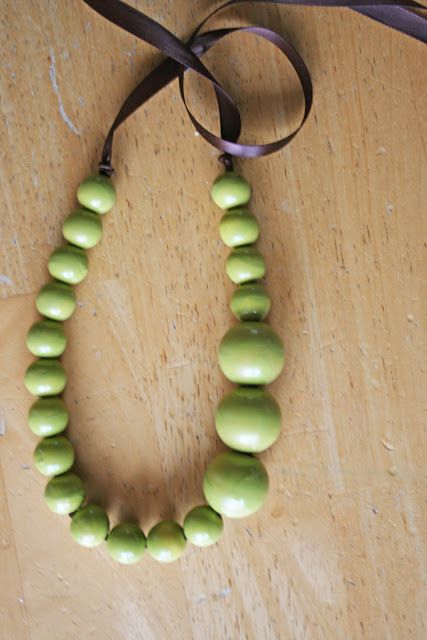 tutorial: that lime green necklace - V and Co. by Vanessa Christenson Big Beads Necklace Ideas, Living In The Jungle, Lime Green Necklace, Pea Pod Necklace, Wooden Bead Necklace, Beaded Necklace Tutorial, Nook Ideas, Wooden Bead Necklaces, Chunky Bead Necklaces