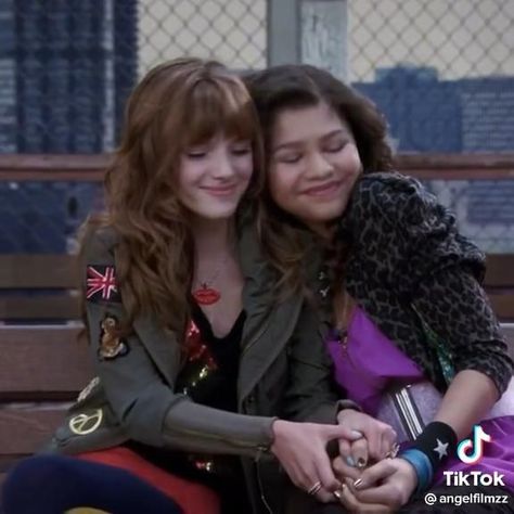 Shake It Up Disney Channel, People Can Go Selena Gomez, Shake It Up Aesthetic, Selena Gomez 2024, Old Disney Channel Shows, 2000s Shows, Shake It Up, Old Disney Channel, Tv Show Couples