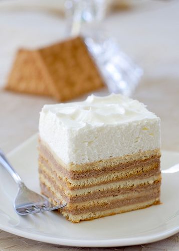 No Bake Butter Biscuits Cake - This is such a simple and elegant dessert Cracker Cake, Graham Cracker Cake, Fudge Caramel, Butter Biscuit, Biscuits Graham, Kolaci I Torte, Biscuit Cake, A Piece Of Cake, Piece Of Cake