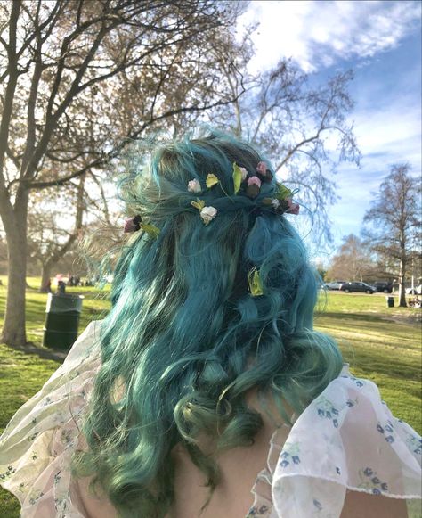 Butterflies In Hair Aesthetic, Fairy Tail Hairstyles, Cottagecore Short Hair, Fairy Hair Aesthetic, Short Hair Fairy, Fairy Aesthetic Hair, Flowers In Hair Aesthetic, Fairy Hair Color, Fairycore Hairstyle