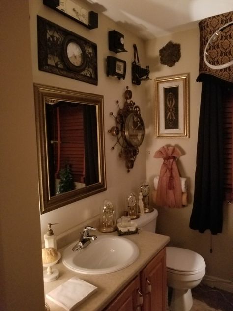 Small Dark Academia Bathroom, Dark Academia Bathroom Decor, Dark Coquette Apartment, Dark Coquette Bathroom, Aesthetic Dorm Bathroom, Dark Feminine Bathroom, Dark Victorian Bathroom, Bathroom Dark Academia, Eccentric Apartment