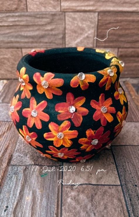 Pot Painting Ideas Indian, Mud Pot Painting, Painting Ideas Indian, Matka Painting, Drawing Therapy, Pot Painting Ideas, Diy Crafts For School, Wooden Ideas, Plants Pots