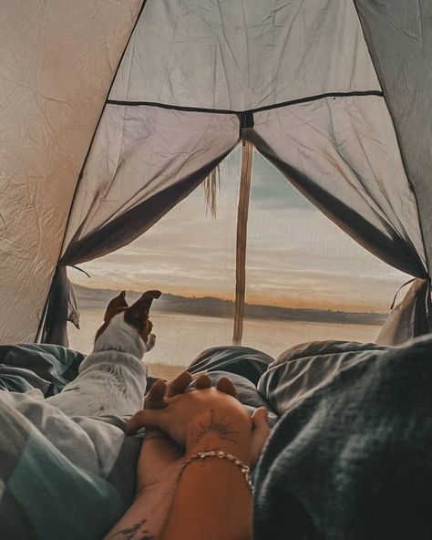 Camping Aesthetic Trailer, Camping Couple Aesthetic, Couple Camping Aesthetic, Foto Camping, Camping Hacks Tent, Granola Couple, Rv Aesthetic, Car Camping Hacks, Tent Camping Aesthetic