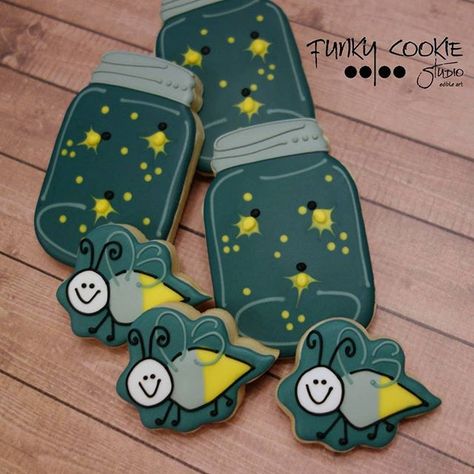 A sure sign of summer ... fireflies! ... #funkycookiestudio #jillfcs #doorcounty #sisterbay #edibleart #cookieart #countrywalkshops #cookiesofinstagram #fireflycookies #firefly #fireflies Bug Cookies, Camping Cookies, Campfire Cake, Tiana Birthday Party, Fire Flies, Garden Cookies, Mason Jar Drinks, Mason Jar Cookies, Iced Sugar Cookies