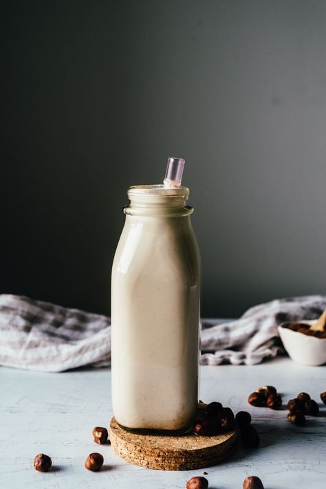 Toasted Hazelnut Milk with Cinnamon #vegan #paleo #recipe Vegan Drinks Recipes, Chocolate Almond Milk, Soaked Almonds, Tea Latte Recipe, Hazelnut Milk, Homemade Almond Milk, Nut Milk Bag, Vegan Drinks, Vegan Milk