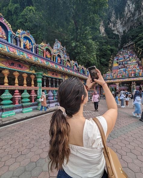 This place 🎨 Save this place for your next trip to Kuala Lampur, Malaysia 🇲🇾 #malaysia #kualalumpur #batucaves #summeroutfit #southasia #summervibes Malaysia Instagram, Kuala Lampur, Batu Caves, South Asia, June 21, World Traveler, Travel Life, Kuala Lumpur, Summer 2024