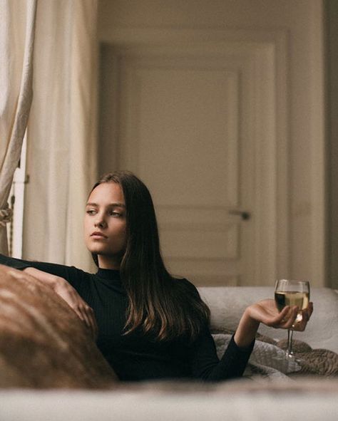 Wine Photography, Photographie Portrait Inspiration, Photographie Inspo, A Glass Of Wine, Foto Casual, Glass Of Wine, Foto Pose, Photo Images, Foto Inspiration