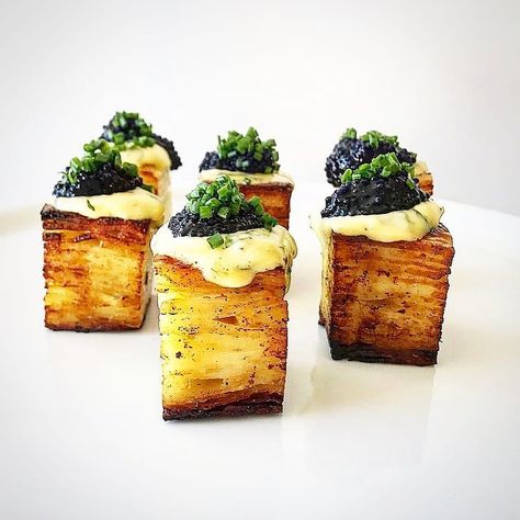 Linking the Culinary World on Instagram: “Potato mille-feuille, béarnaise, lumpfish roe, chives / by @tessndl 💫💫💫 Follow @cookniche for culinary inspirations. 💫💫💫 Visit our website…” Potato Mille Feuille, Layered Potato Bake, Michelin Food, Michelin Star Food, Gourmet Food Plating, Savory Herb, Michelin Star Chef, Fine Dining Recipes, Small Meals