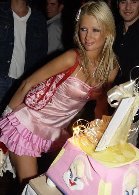 2000s Pink Aesthetic, Aesthetic 2000s Outfits, 22nd Birthday Party, Casquette Von Dutch, Paris Hilton Outfits, Paris Hilton Aesthetic, 2000s Paris Hilton, Paris Hilton 2000s, Y2k Trashy