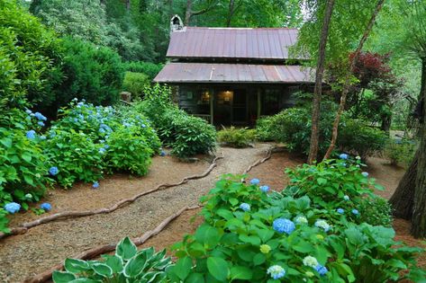 Highlands North Carolina, Old Edwards Inn, Highlands Nc, Ranch Exterior, Cottage Cabin, Mountain Retreat, Mountain Town, Mountain House, Dream House Exterior