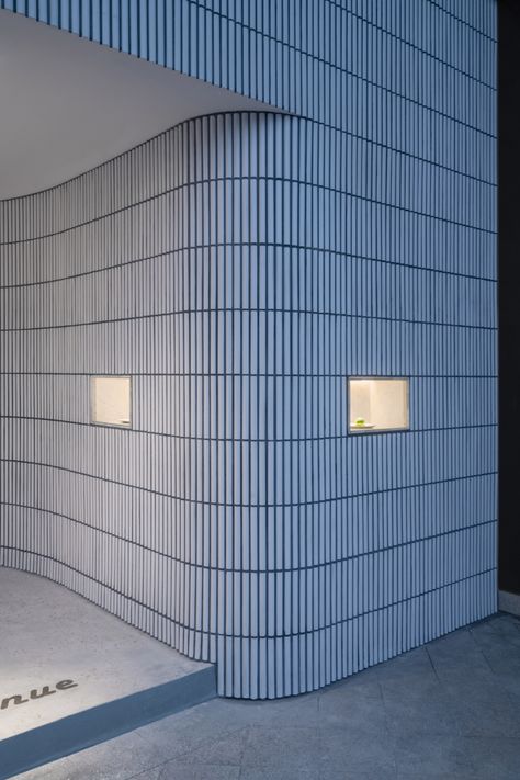 Curved tiled wall guides customers inside Hangzhou's Angelot patisserie Toorak House, Tiled Wall, Curved Wall, Commercial And Office Architecture, 카페 인테리어 디자인, Curved Walls, Tall Ceilings, Furniture Showroom, Facade Architecture