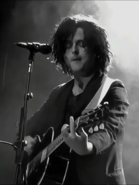 Billie Joe Armstrong's long hair. Billie Joe Armstrong Long Hair, Joe Armstrong, Billie Joe Armstrong, Green Day, Celebrity Pictures, Long Hair, Hair Color, Long Hair Styles, Concert