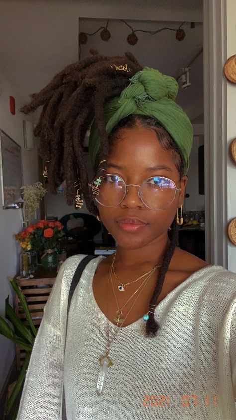 Crystals In Dreads, Women With Locs Fashion, Locs With Hair Jewelry, Locs With Crystals, Crystal Locs, Locs With Jewelry, Loc Jewelry Hairstyles, Black Woman Hair Styles, Wicks Hairstyle