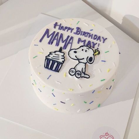 Aesthetic Snoopy, Snoopy Birthday Cake, Snoopy Cake, Happy Birthday Mama, Snoopy Birthday, Cake Aesthetic, Korean Cake, Creative Birthday Cakes, Creative Birthday