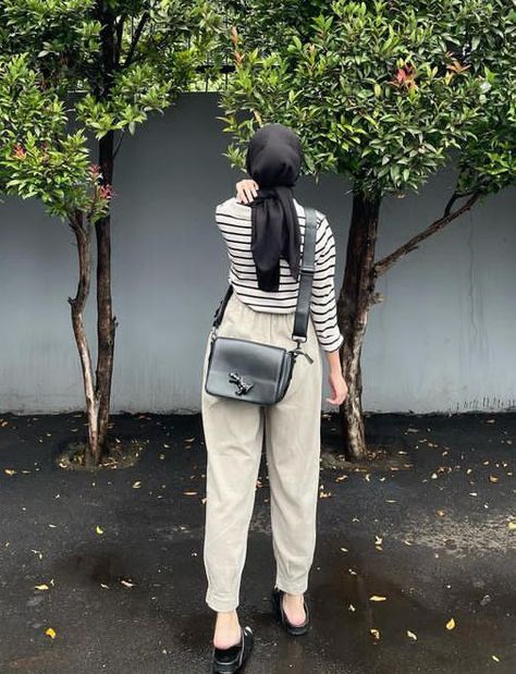 Outfit Celana Cream Hijab, Ootd Celana Cream, Cream Hijab, Peta Pikiran, Outfit Konser, Foto Ootd, Ootd Idea, Muslim Outfits Casual, Hijab Aesthetic