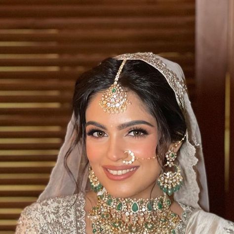 Rhea Nagpal | Bridal Makeup on Instagram: "And when she smiles, the whole world stops and stares for a while 🤍 Saachi looked like an absolute vision on her D-day 🤌🏻🕊️ Bride @saachii__ Makeup @makeupbyrheanagpal Hair @hairbyanishanagpal Kaleera’s @bowsandblingsaayushiak Jewellery @krsalajewellery Wearing @jayantireddylabel" Indian Hair And Makeup Wedding, Reception Bridal Makeup, Bridal Minimal Makeup Indian, Simple Desi Bridal Makeup, Dewy Indian Bridal Makeup, Glowy Bridal Makeup Indian, Desi Wedding Makeup Natural, Minimal Makeup Bride, Dewy Bridal Makeup Indian