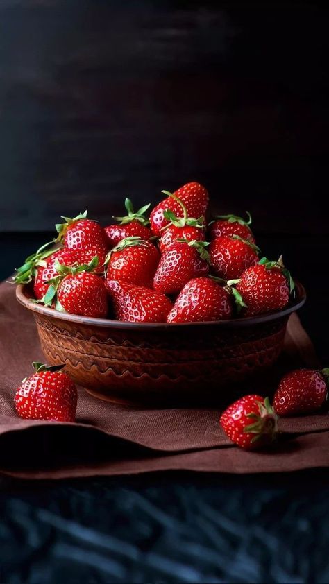 Strawberry Health Benefits, Strawberry Cottage, Deco Fruit, Rainbow Board, Fruit Photography, Beautiful Fruits, Strawberry Fruit, Healthy Fruits, Delicious Fruit