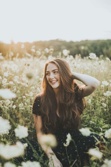 Senior portrait in a flower field Flower Field Senior Pictures, Field Senior Photos, Field Senior Pictures, Photo Styles, Senior Portraits Girl, Friends Goals, Senior Stuff, Senior Portrait Poses, Outdoor Portrait