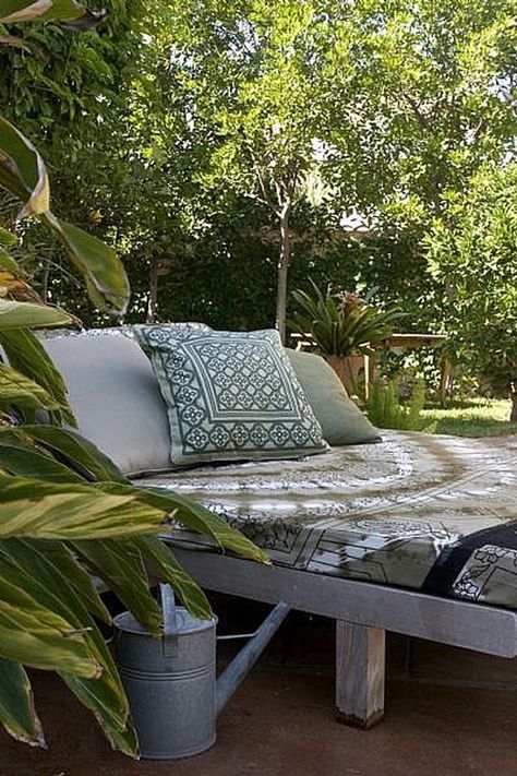 65 Outdoor Bed Ideas for Relaxing with Nature and Escape the Stuffy Indoors - Page 2 of 3 Outdoor Lounge Bed, Diy Outdoor Movie Screen, Bed Lounge, Outdoor Lounge Seating, Outdoor Cabana, Lounge Bed, Outdoor Beds, Patio Lounge, Outdoor Swing