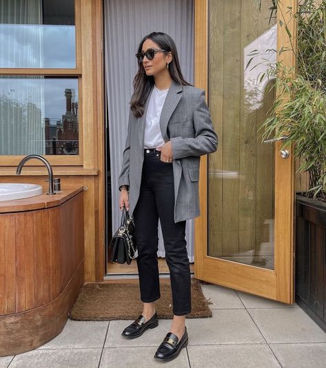 Grey Blazer Outfit Work, Black Blazer Outfit Work, Gray Blazer Outfit Women, Hannah Cocobeautea, Pinstripe Blazer Outfit, Grey Jacket Outfit, Grey Blazer Outfit, Petite Style Outfits, Black Blazer Outfit