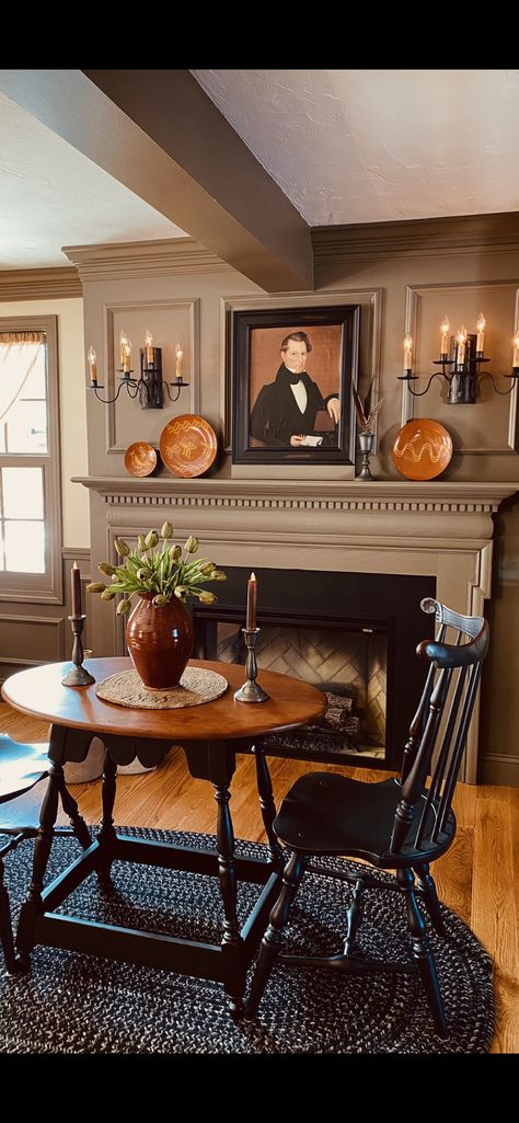 1880s Home Interior, Early American Fireplace, Colonial Fireplace Ideas, Colonial Sitting Room, Colonial House Interior Design Living Room, Fireplace Colonial, Colonial Mantle, American Colonial Living Room, Colonial Farmhouse Interior Design