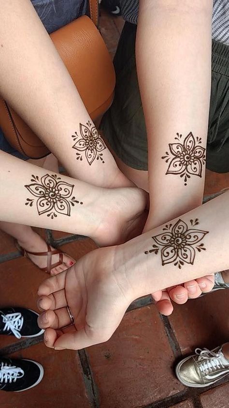 Henna Tattoo Design, Henne Tattoo, Cute Henna Tattoos, Small Henna, Henna Inspired Tattoos, Cute Henna, Tato Henna, Kunst Tattoos, Henna Tattoo Hand