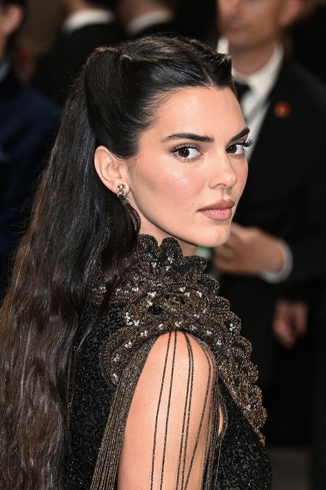 The 2024 Met Gala Celebrating "Sleeping Beauties: Reawakening Fashion" at The Metropolitan Museum of Art on May 06, 2024 in New York City. Kendall Jenner Met, Kendall Jenner Met Gala, Glam Bride Makeup, Kendall Jenner Hair, Wet Look Hair, Runway Hair, Red Carpet Hair, Guest Hair, Bridesmaid Hair Makeup